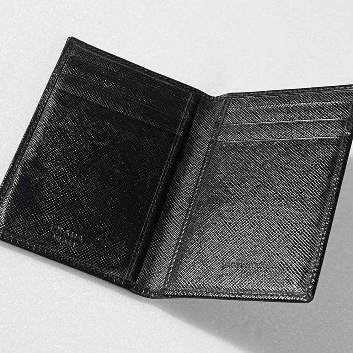 [정품] 프라다 음각로고 사피아노 소가죽 컴팩트 카드지갑 상품이미지6