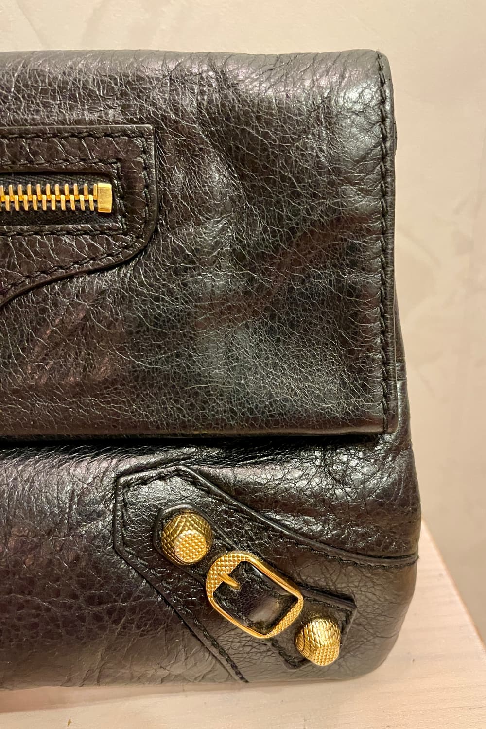 발렌시아가 클래식 스터드 클러치 (블랙/골드)  상품이미지3