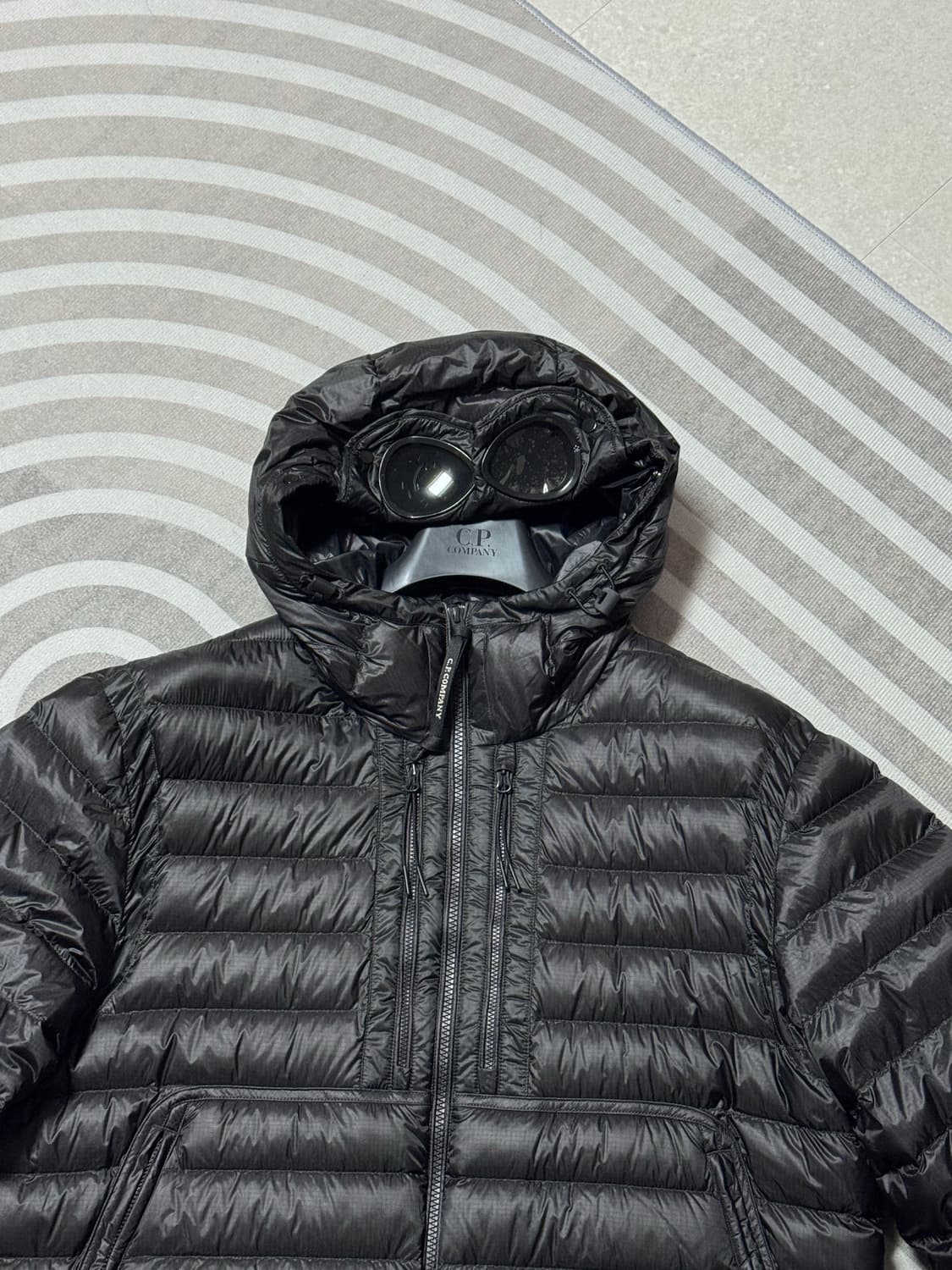 Cp컴퍼니 경량패딩 25FW 상품이미지1