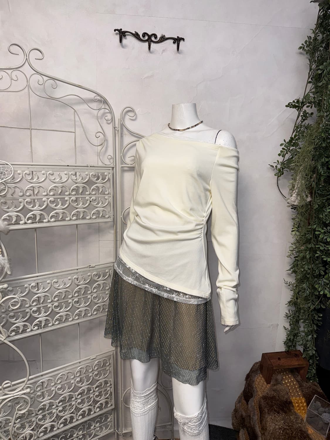 Ivory lace layered shirring 언발 오프숄더 티 상품이미지1