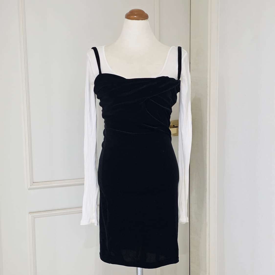 GU 일본 연말하객룩 코디세트) 벨벳미니꼬임뷔스티에원피스 긴팔화이트슬리브 상품이미지1