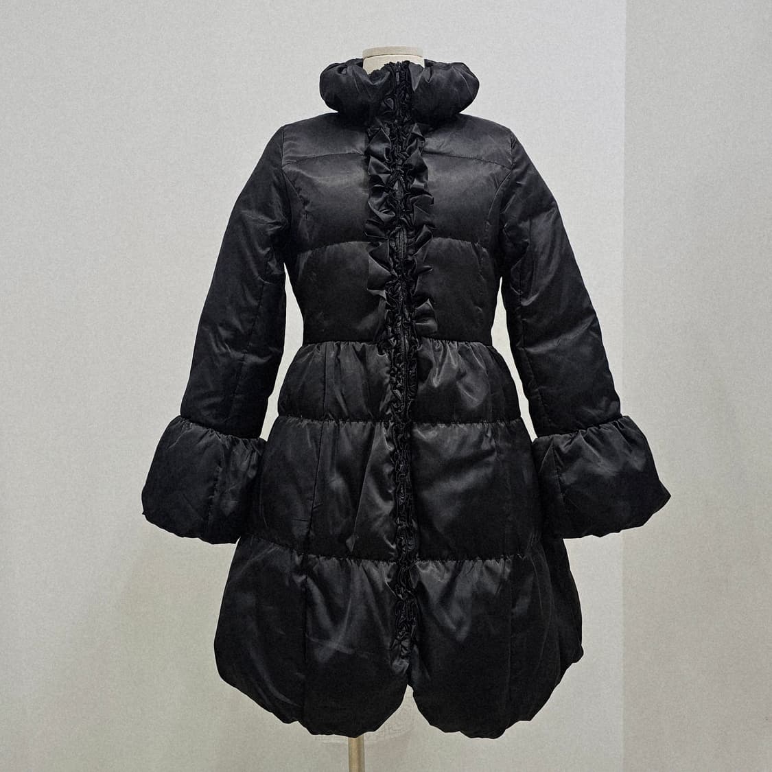프릴 다운 블랙 여성 패딩 코트 상품이미지1