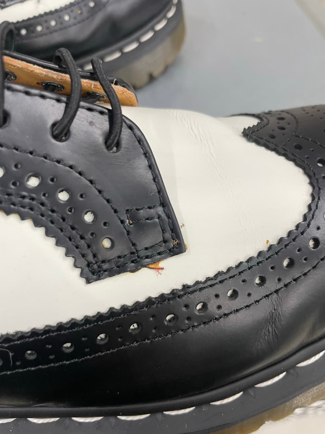 닥터마틴 3989 벡스 블랙 앤 화이트 스무스 UK6 상품이미지7