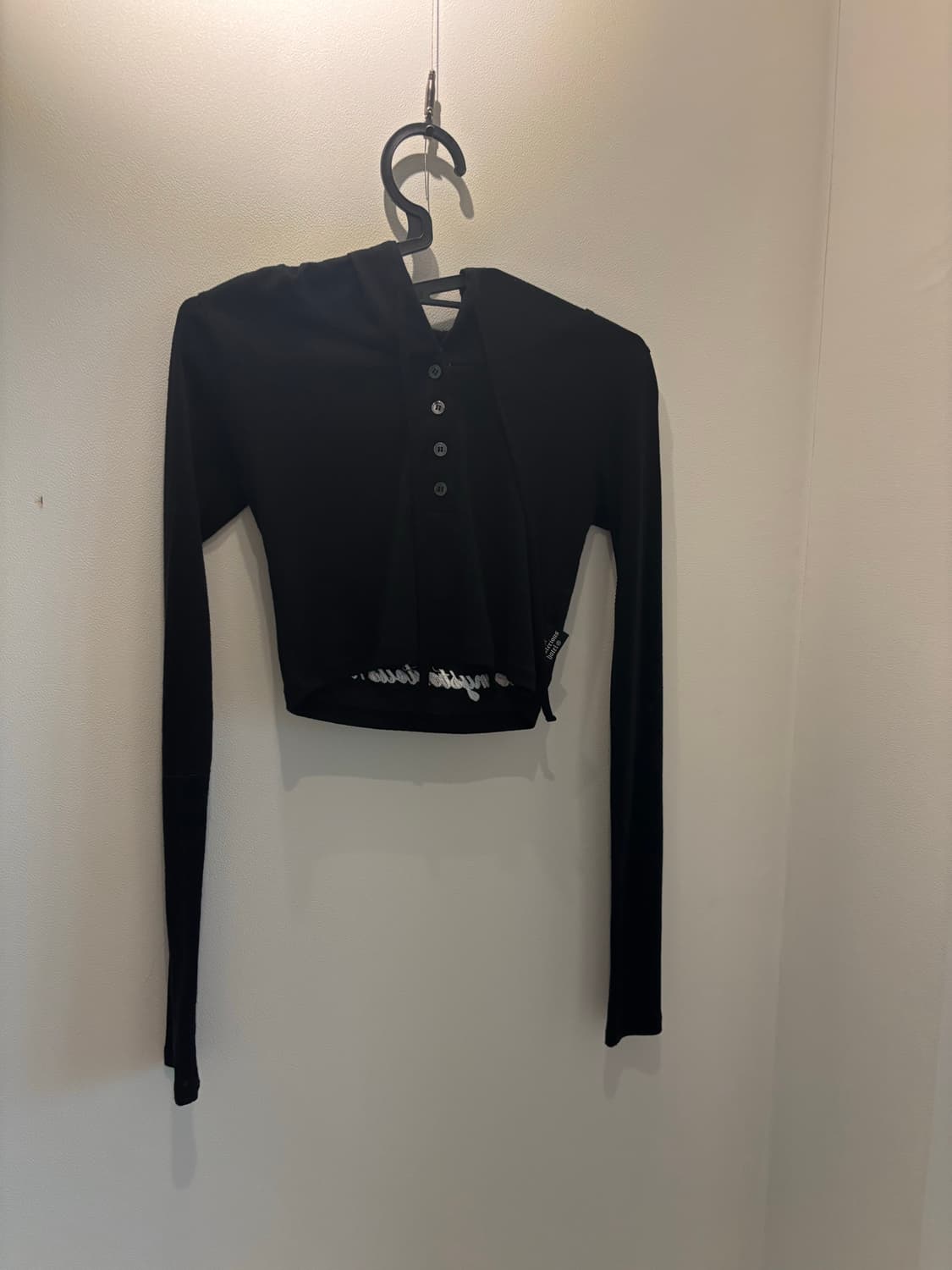 더 미스테리어스호텔 크롭후드티 상품이미지1