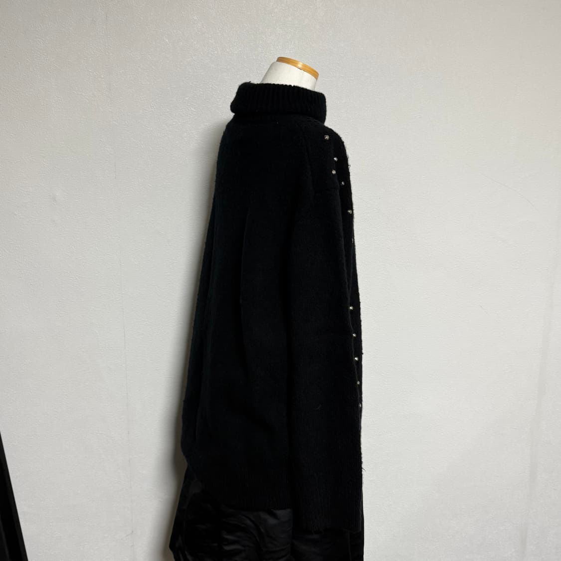 (새상품)23aw 준야와타나베 꼼데가르송 스터드 터틀넥 스웨터 s 상품이미지3