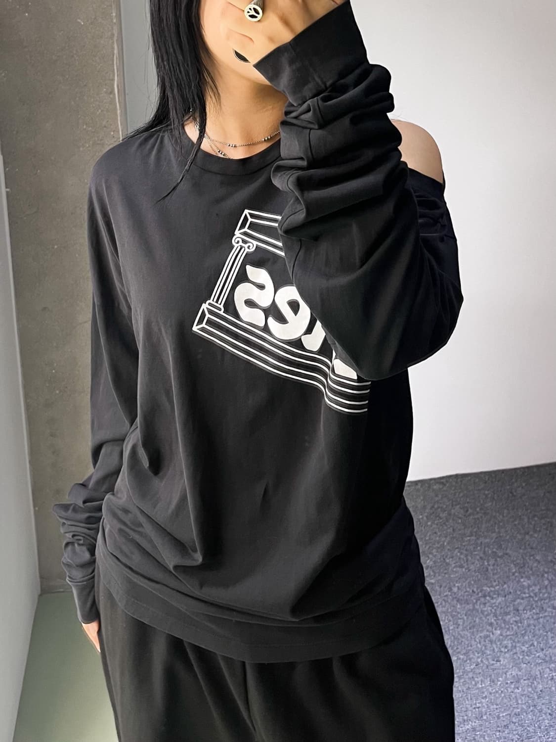 에리즈 숄더 홀 슈퍼 롱 L/S 상품이미지1