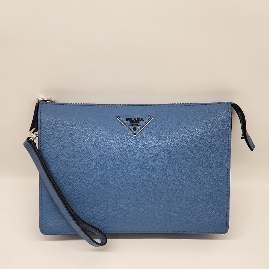 프라다 2VF001 삼각로고 가죽스트랩 클러치 블루 상품이미지1