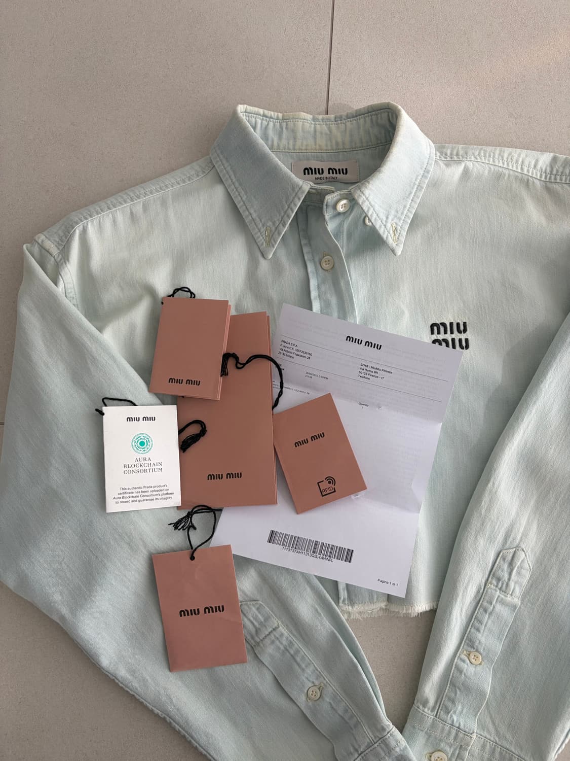 미우미우 크롭 샴브레이 셔츠 라이트 블루 38 상품이미지9