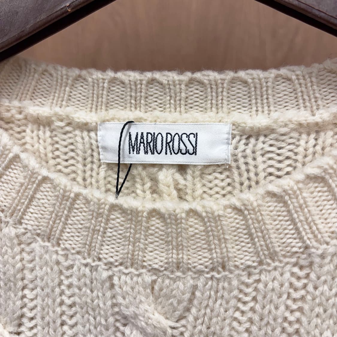 마리오 로시 라운드넥 케이블 긴팔 니트 입체 짜임 보블 디테일 아이보리 상품이미지6
