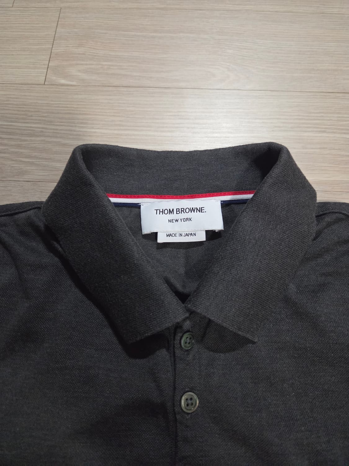 ​[Thom Browne] 톰브라운 다크 그레이 피케 폴로 셔츠 상품이미지3
