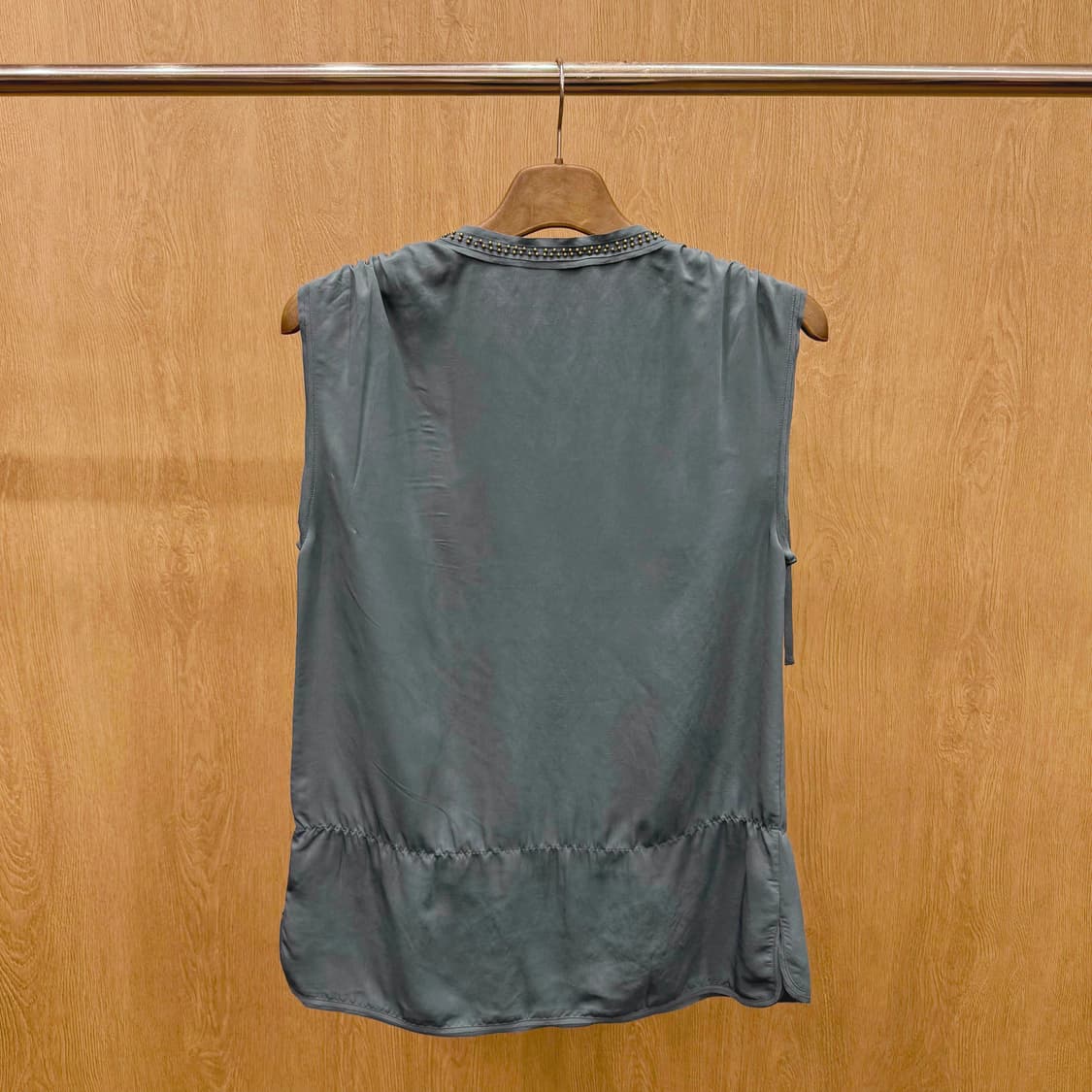 쟈딕 앤 볼테르 디럭스 비즈 스터드 브이넥 슬리브리스 블라우스 딥그린 상품이미지3