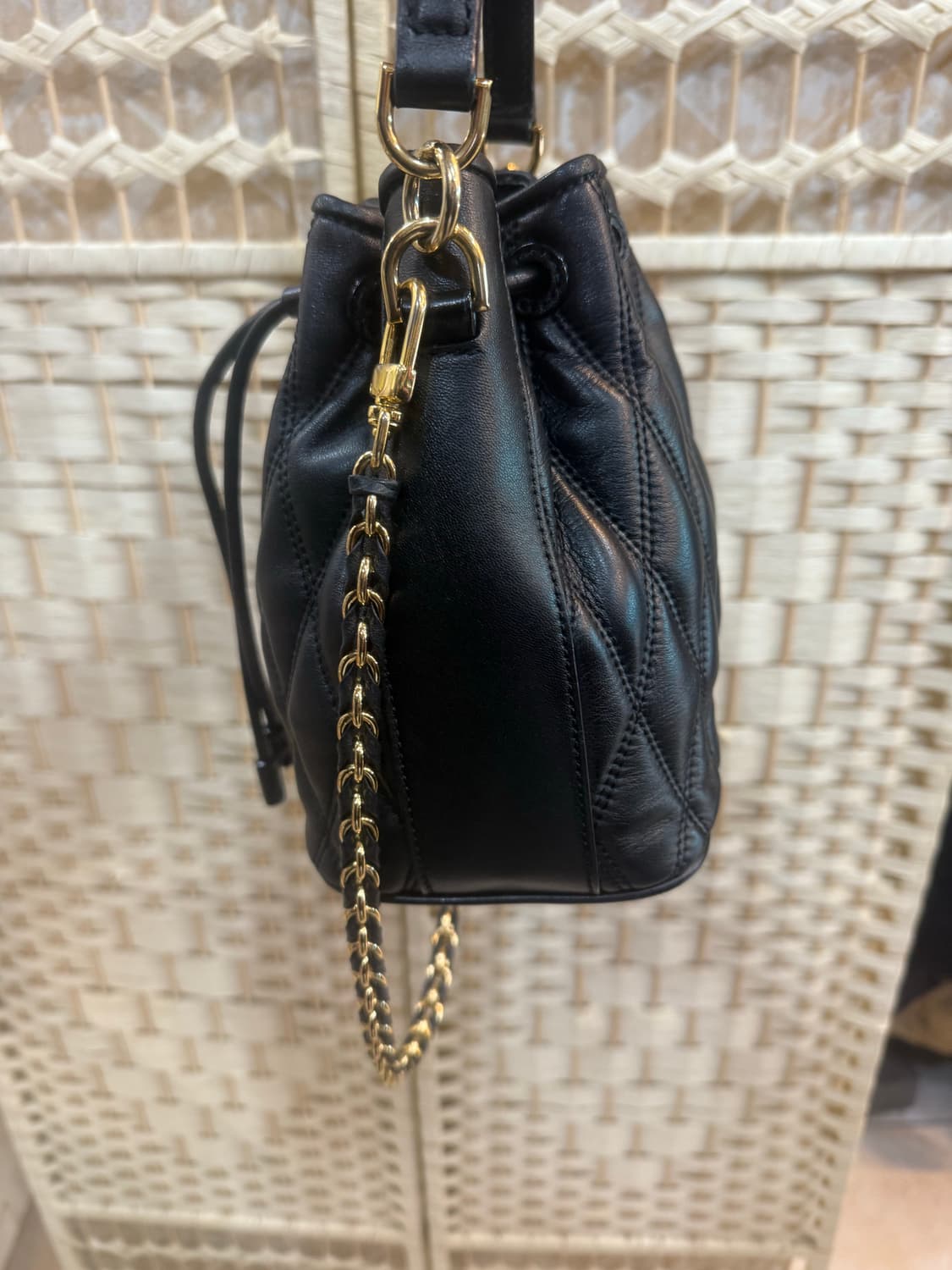 정품 발리 도나에 퀄팅 버킷백 팝니다 상품이미지4