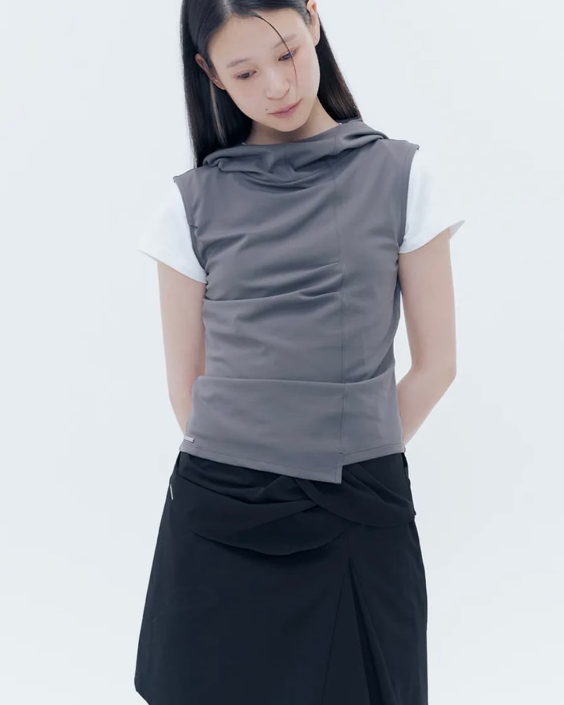 미세키서울 Cowl neck pintuck sleeveless 차콜 상품이미지2