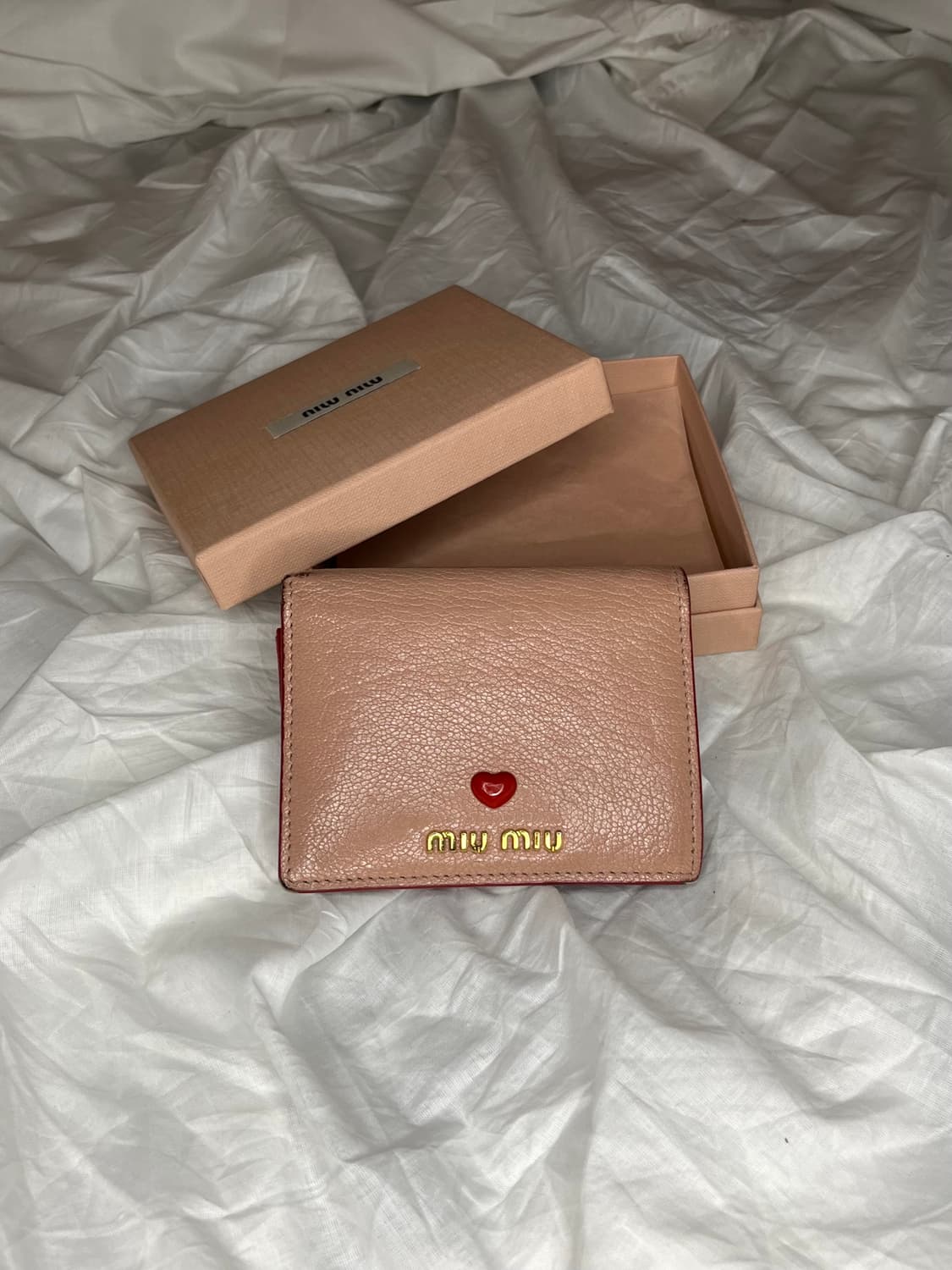 미우미우 하트 로고 레더 반지갑 상품이미지1
