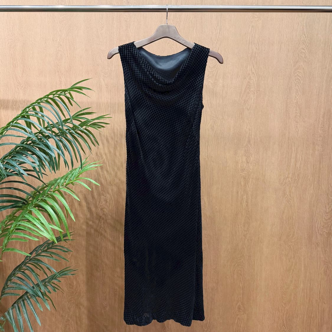 앤클라인 슬리브리스 롱 원피스 드레이프 넥 도트 벨벳 텍스처 디테일 블랙 상품이미지1