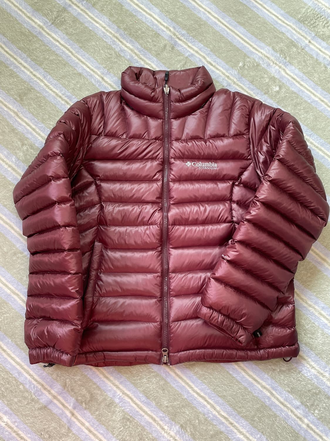 콜롬비아 티타늄 경량 패딩 버건디 상품이미지4