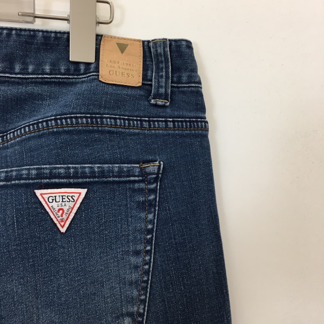 게스 화이트 패치로고 레귤러 데님진 34 인치  상품이미지4