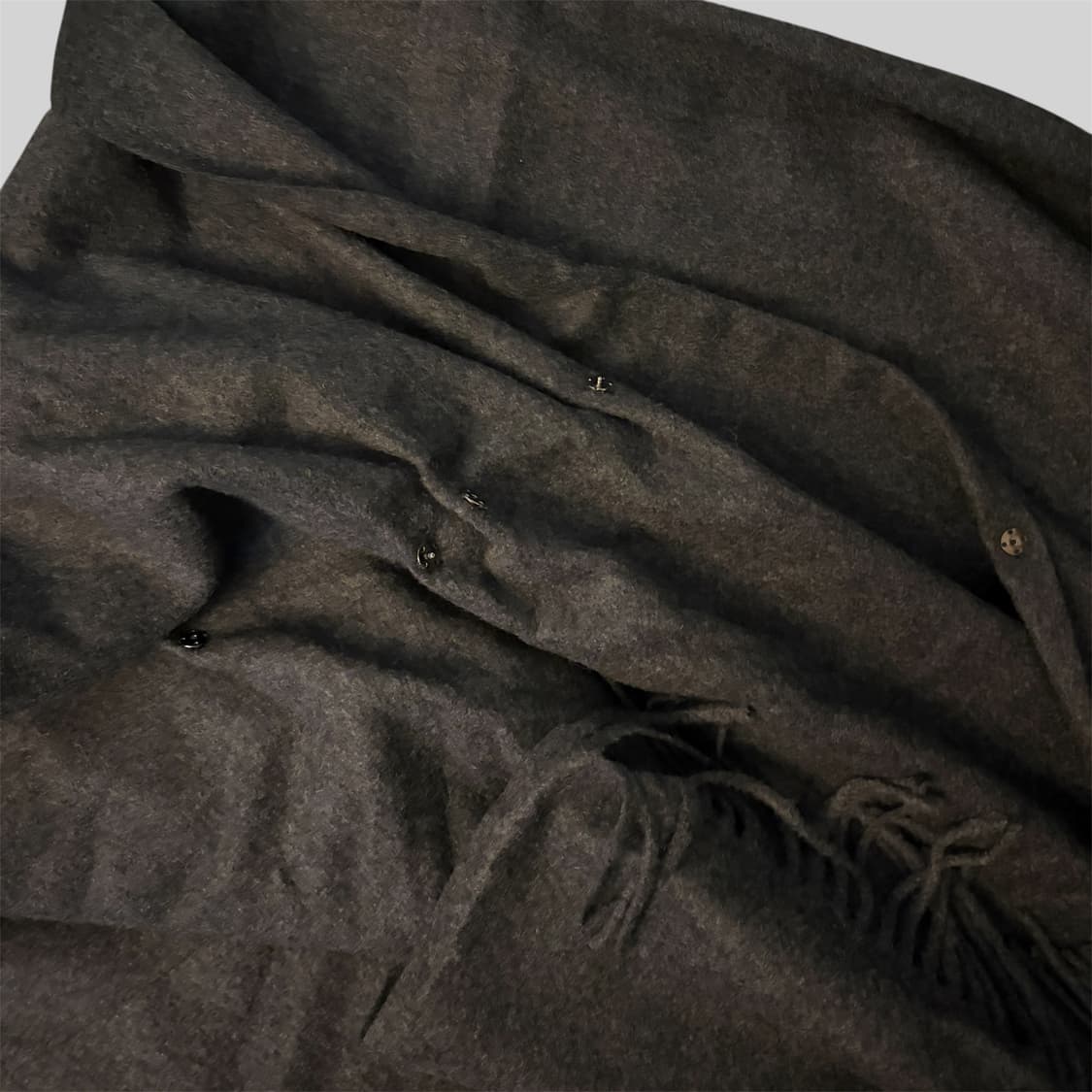 밀로아카이브 쓰리 웨이 더블 스냅 드레이프 머플러 차콜  상품이미지3