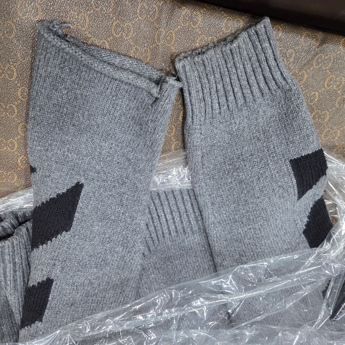 오프화이트 애로우 니트 상품이미지4