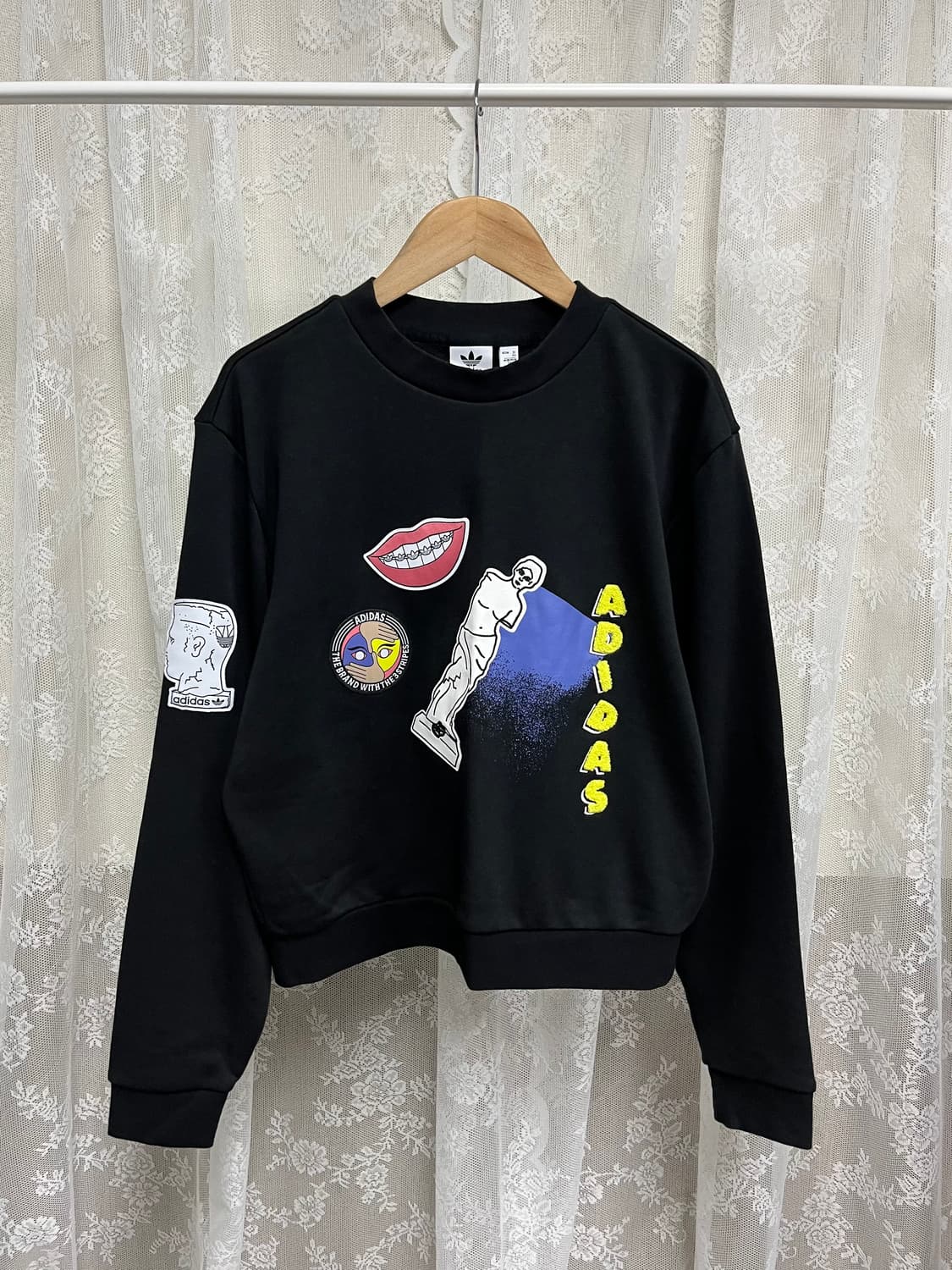 M) 아디다스 패치 로고 크롭 맨투맨 블랙 상품이미지1