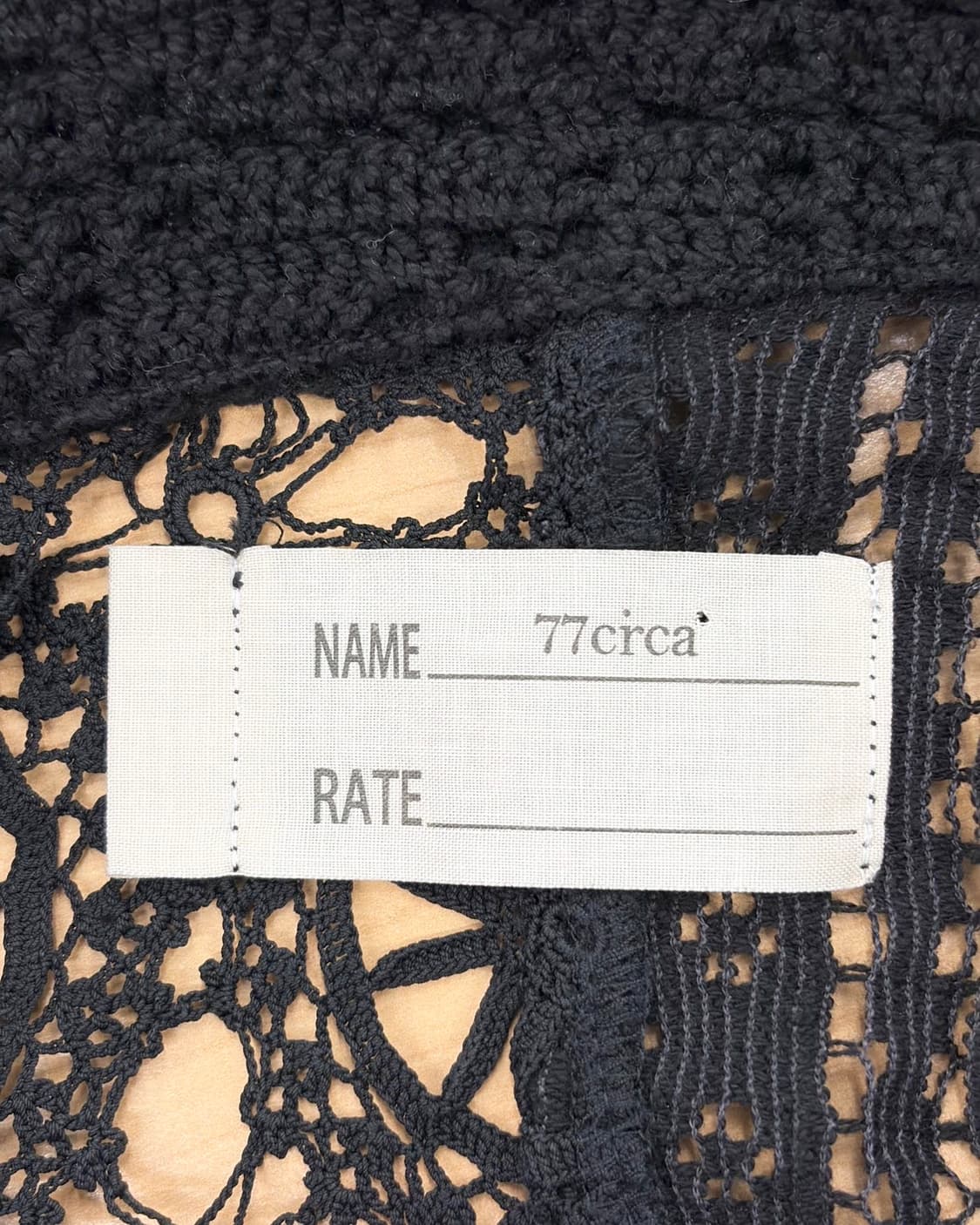 나나서카 블랙 컬러 오픈워크 크로셰 브이넥 셔츠  상품이미지7