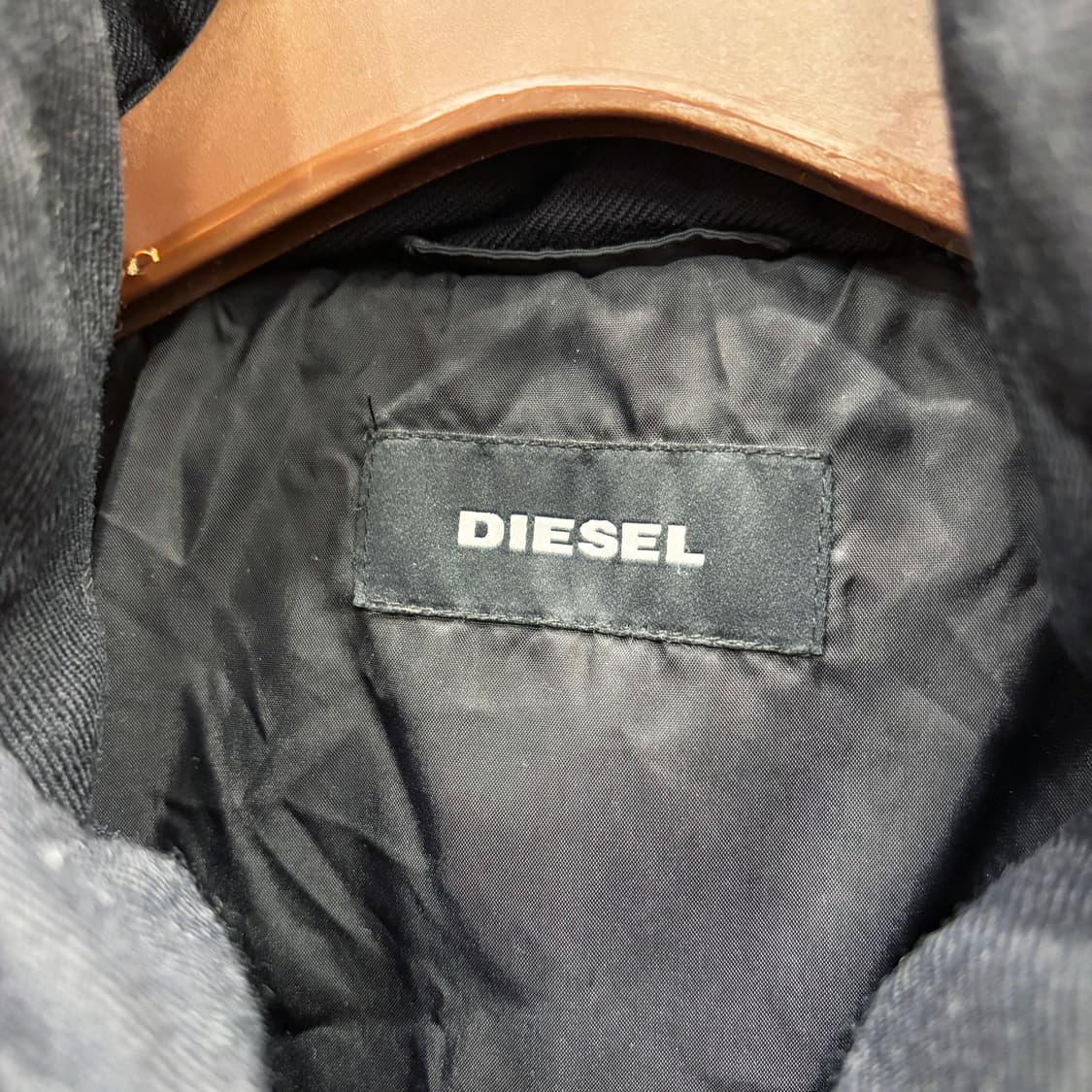 디젤 하이넥 패딩 점퍼 배색 울 퀄팅 숄더 로고 라운드 패치 디테일 블랙 상품이미지8