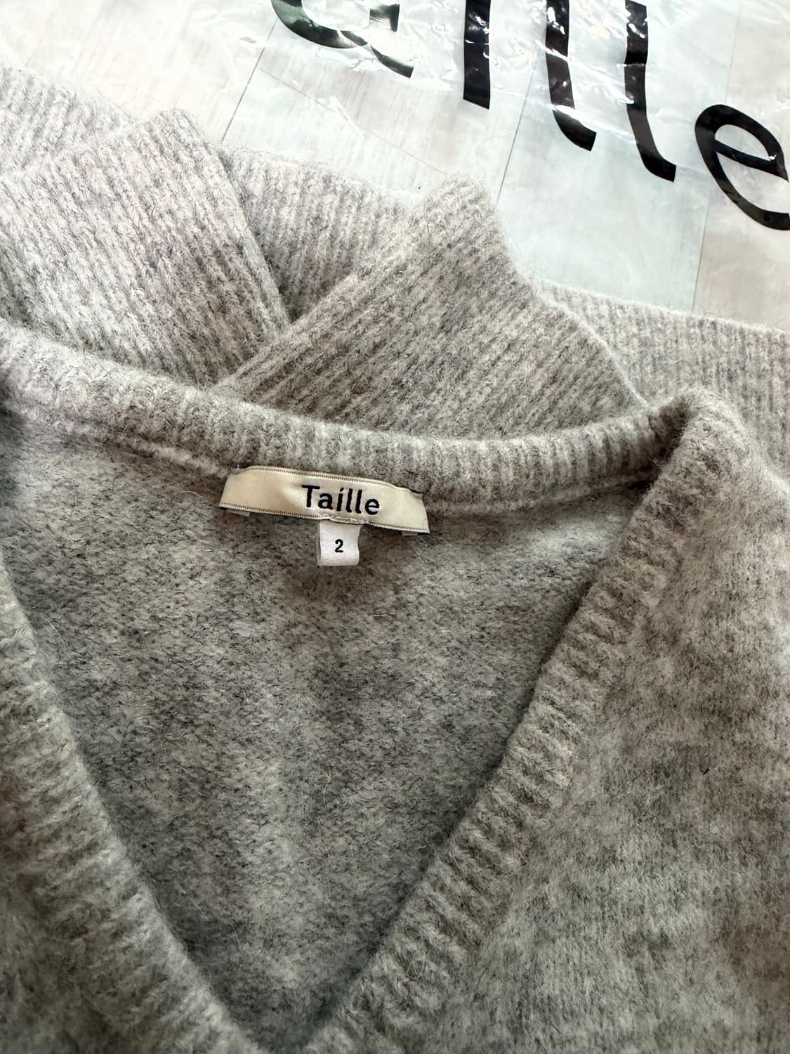 타일레 브이넥 니트 판매합니다 상품이미지2