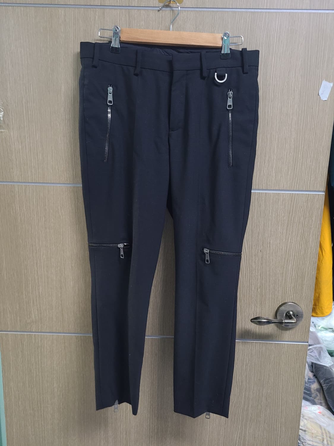 닐바렛 블랙 색상 지퍼 디테일 슬랙스 상품이미지1