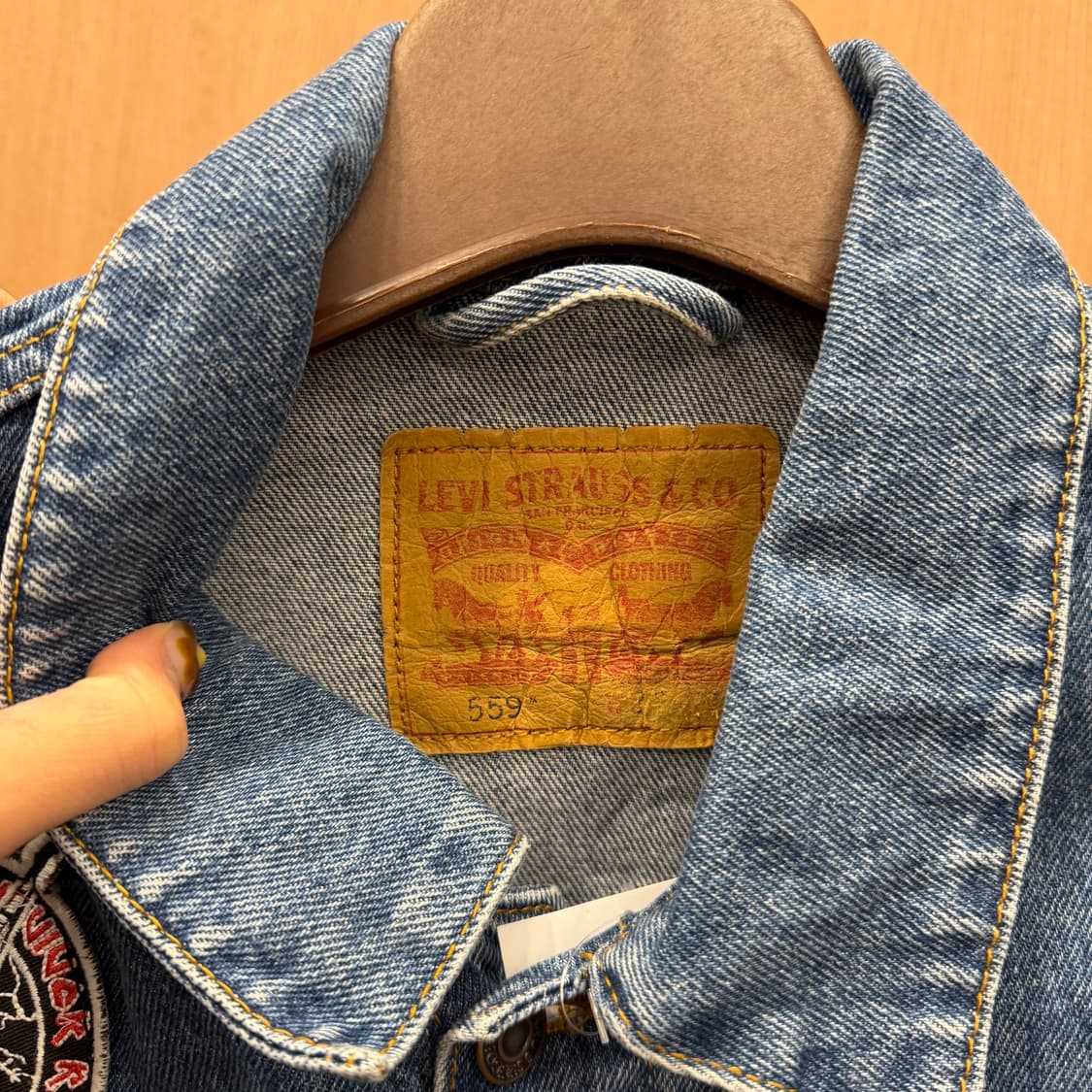 리바이스 데님 트러커 자켓 스트릿 펑크 그래픽 레터링 패치 디테일 진청 상품이미지7