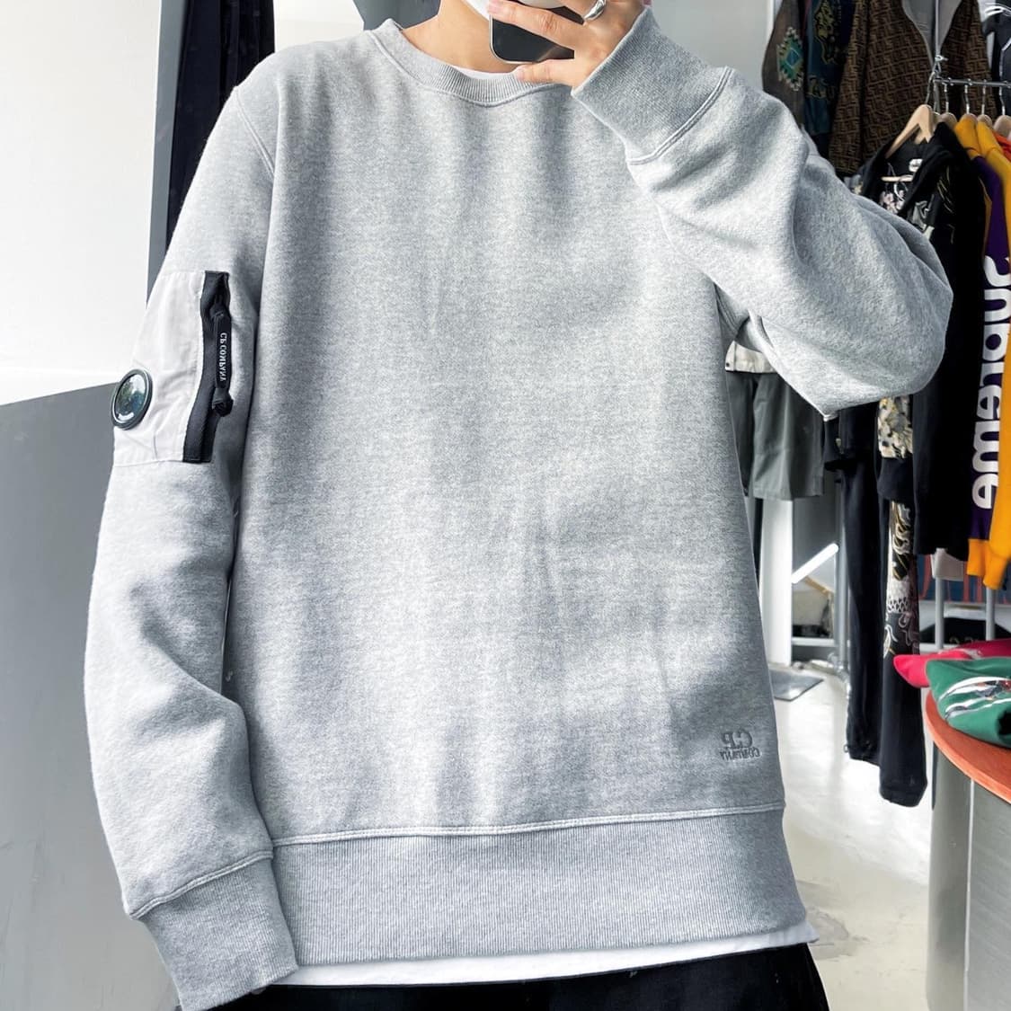 씨피 컴퍼니 렌즈 포켓 그레이 크루넥 맨투맨 상품이미지1