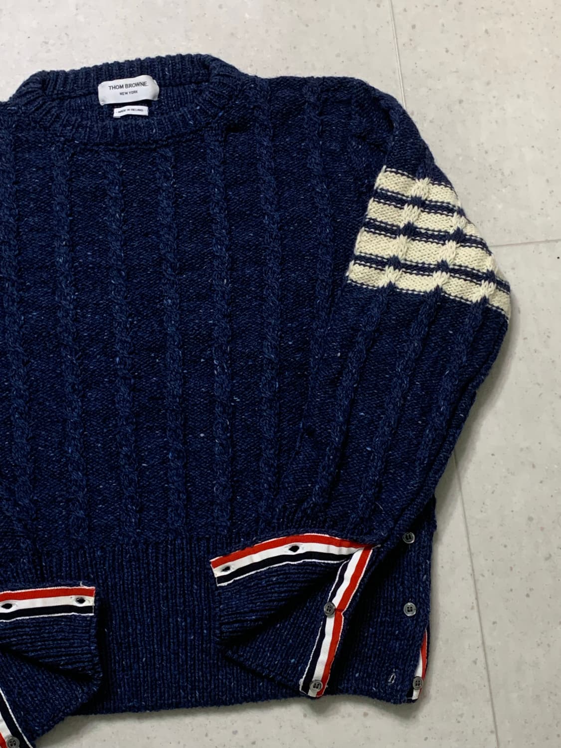 [4] 톰브라운 도네갈 트위스트 케이블 사선 클래식 크루넥 풀오버 블루 상품이미지3