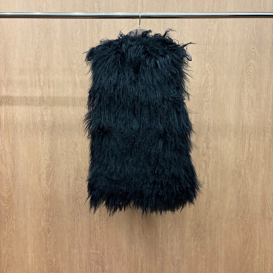 빈티지 퍼 베스트 롱 헤어 텍스처 안감 플라워 자수 패턴 디테일 블랙 상품이미지3