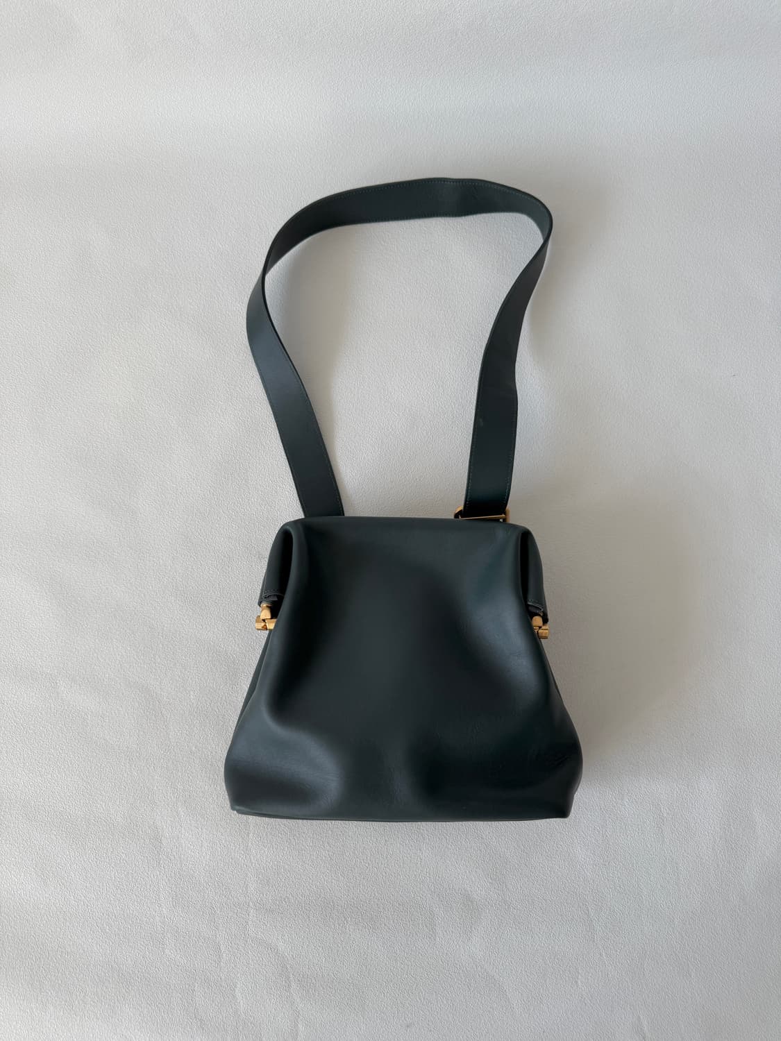 오소이(OSOI) 레더 브로트백 상품이미지1