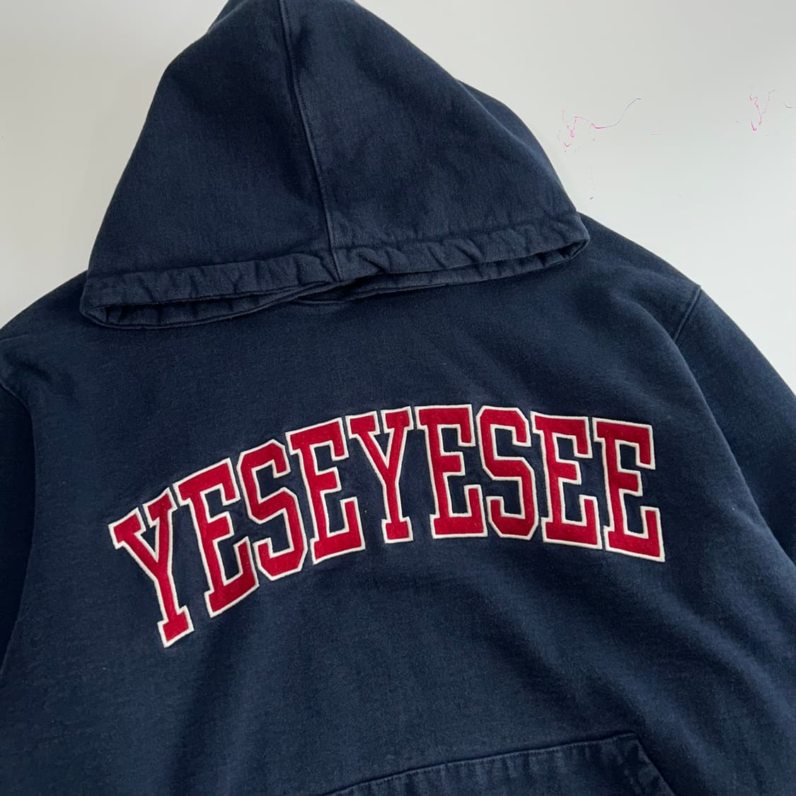 Yeseyesee 예스아이씨 스펠아웃로고 네이비 후드티 상품이미지4