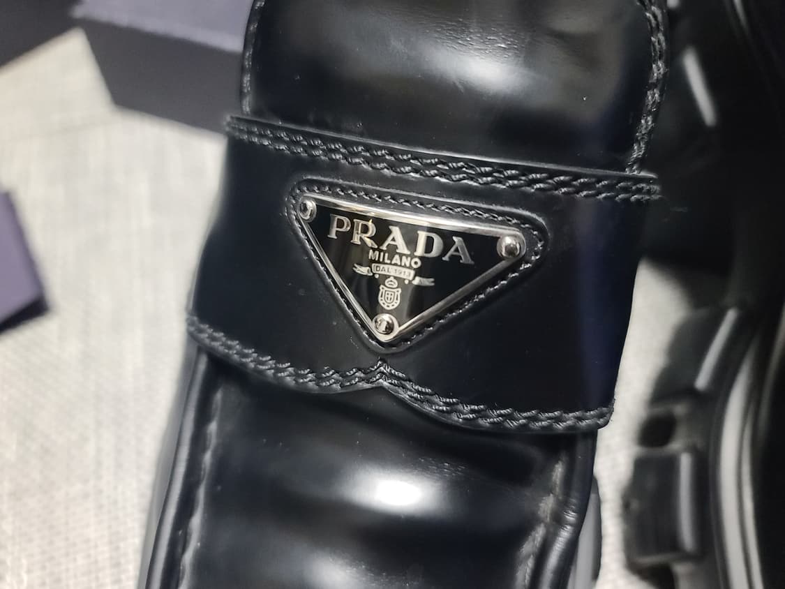 프라다 모놀리스 브러쉬드 레더 로퍼 프라다 구두 상품이미지4