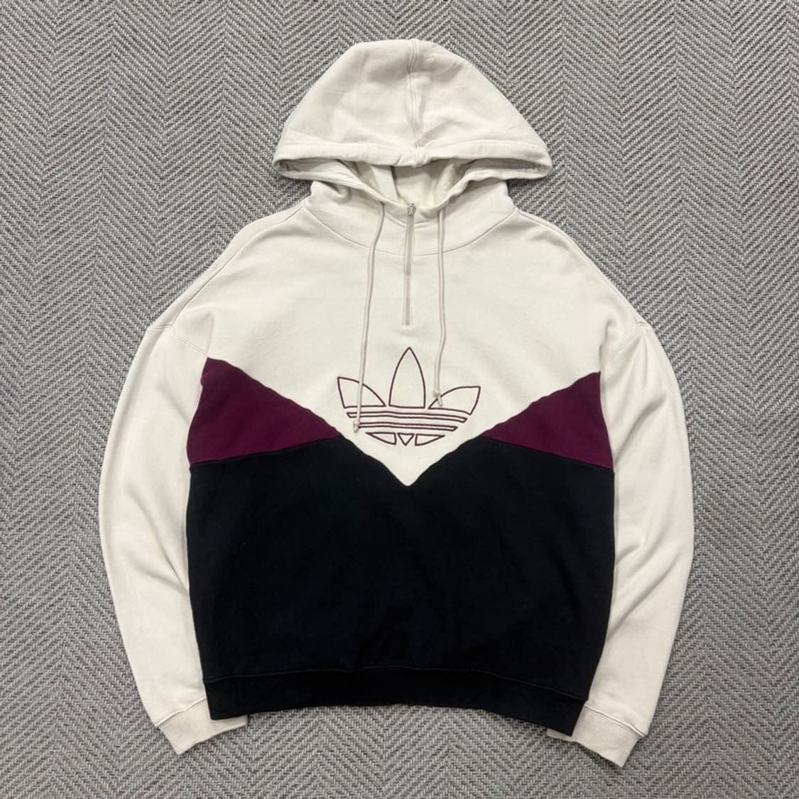 아디다스 배색 로고 하프집업 후드티 v2315 상품이미지1