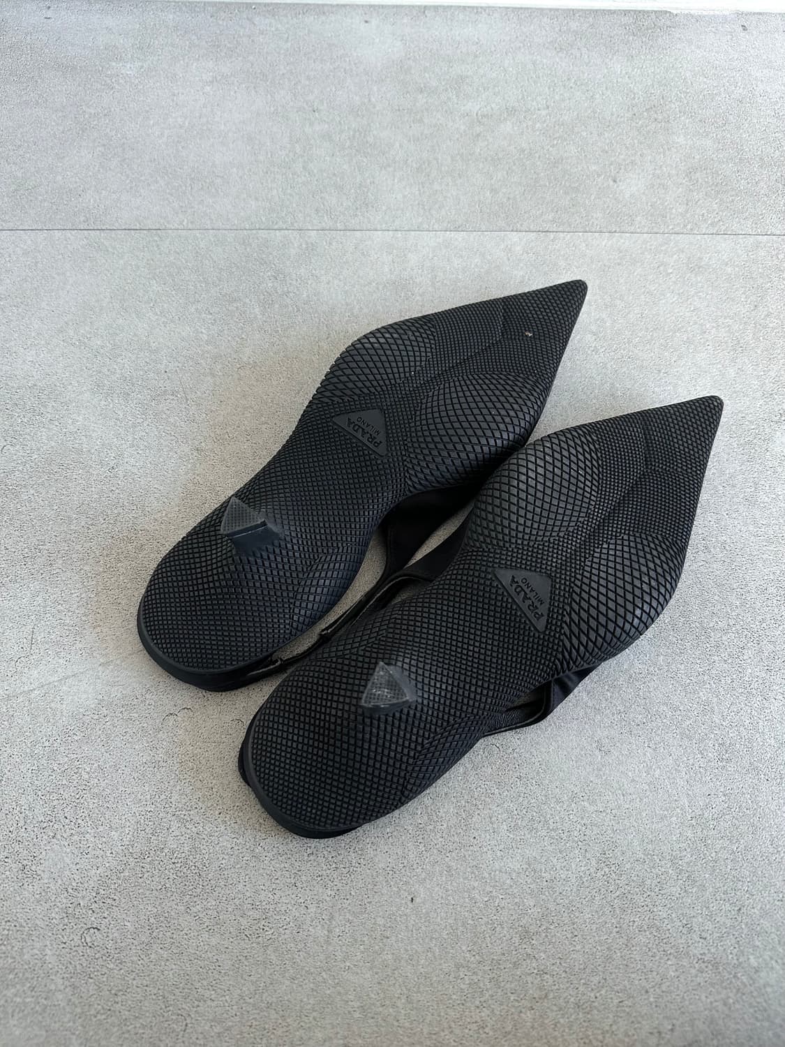 프라다 브러시드 나일론 블랙 나이프힐 슬링백 상품이미지7