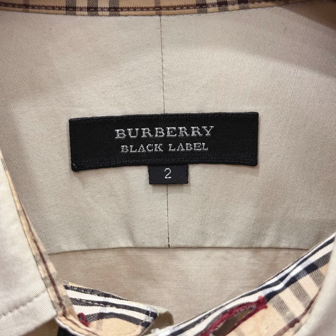 버버리 블랙 라벨 긴팔 셔츠 히든 버튼 디테일 레드 로고 자수 베이지 상품이미지7