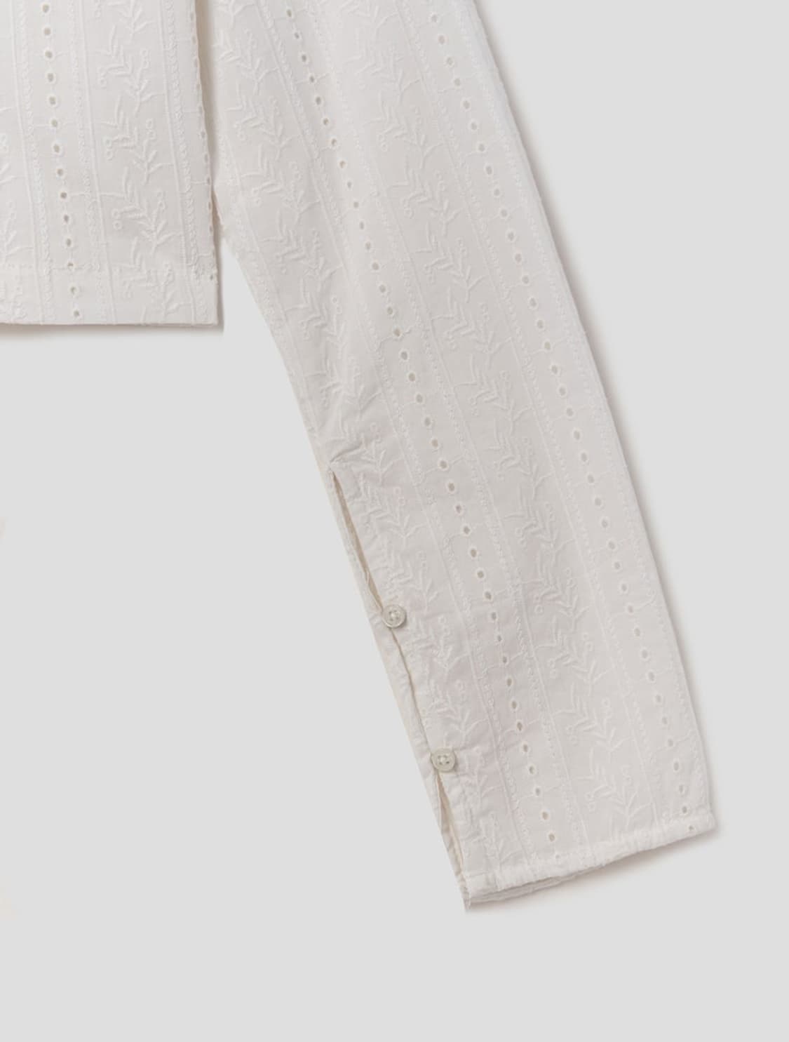 에잇세컨즈 아이보리 펀칭 아일렛 자수 크롭 슬림핏 셔츠 M 새제품 상품이미지4