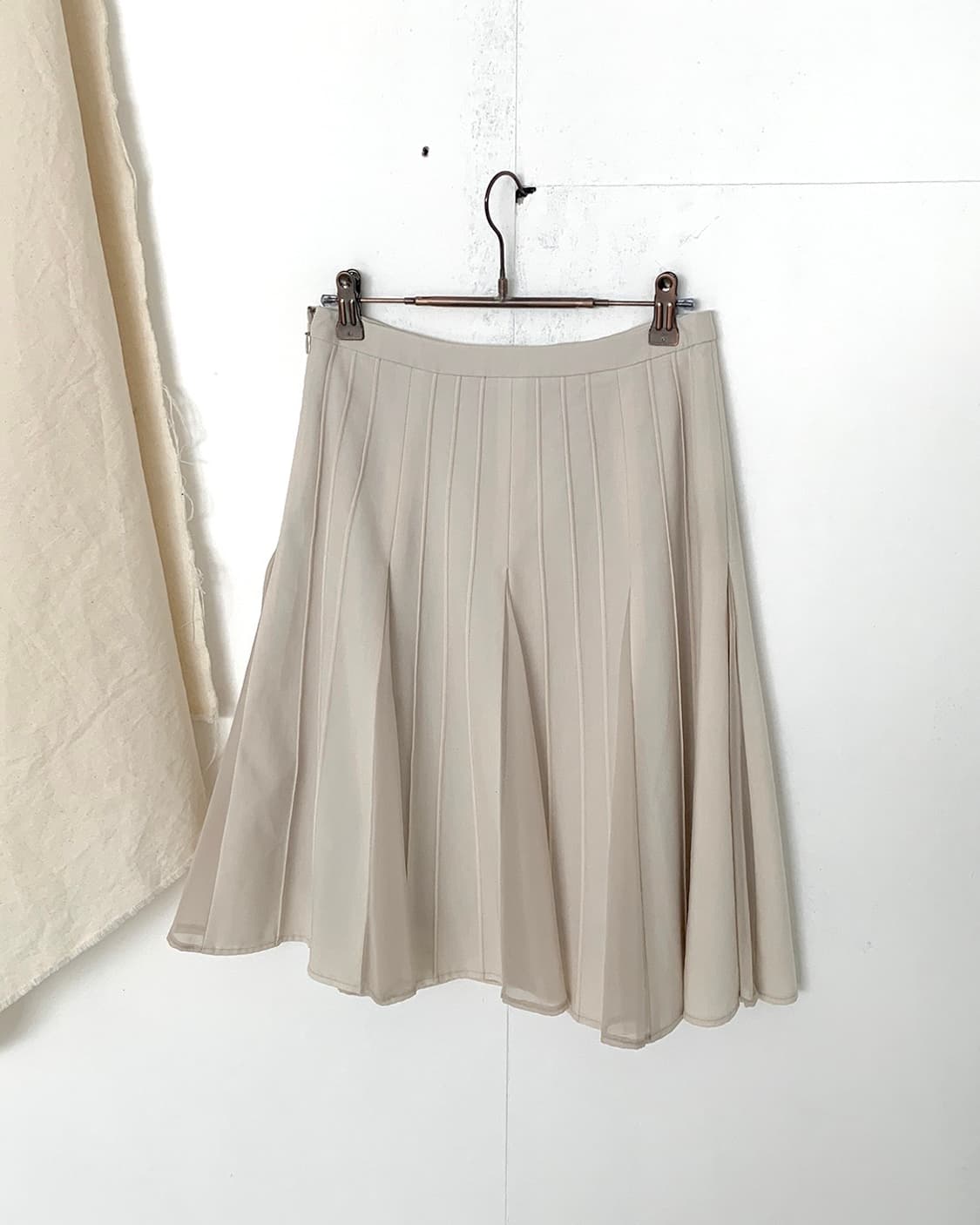 Nude beige chiffon pleated midi skirt 상품이미지1