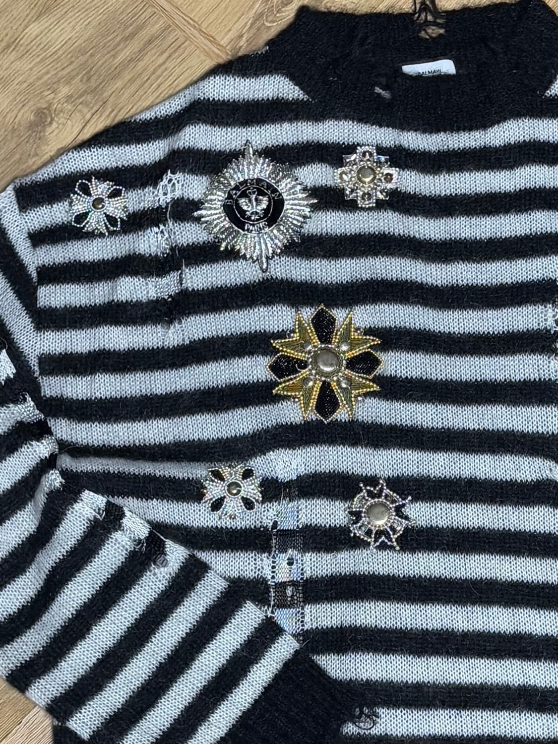 발망 브로치 스트라이프 풀오버 니트 상품이미지2