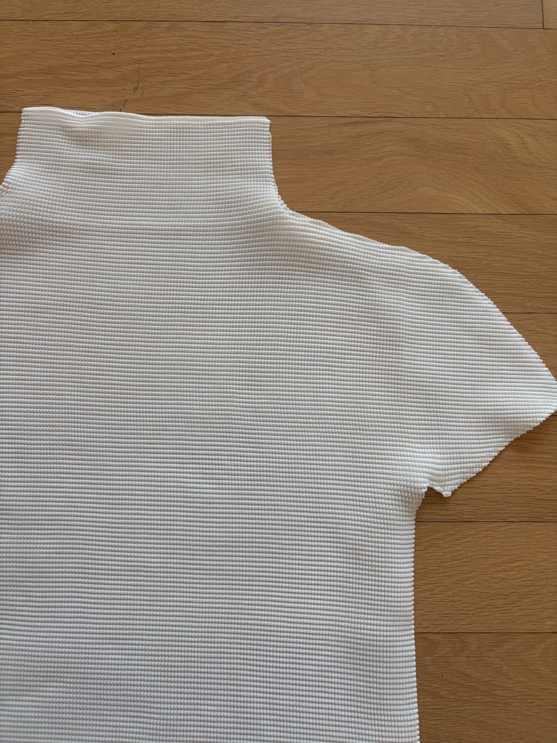 이세이미야케 미 스트레치 플리츠 하이넥 반팔 화이트 티 상품이미지2