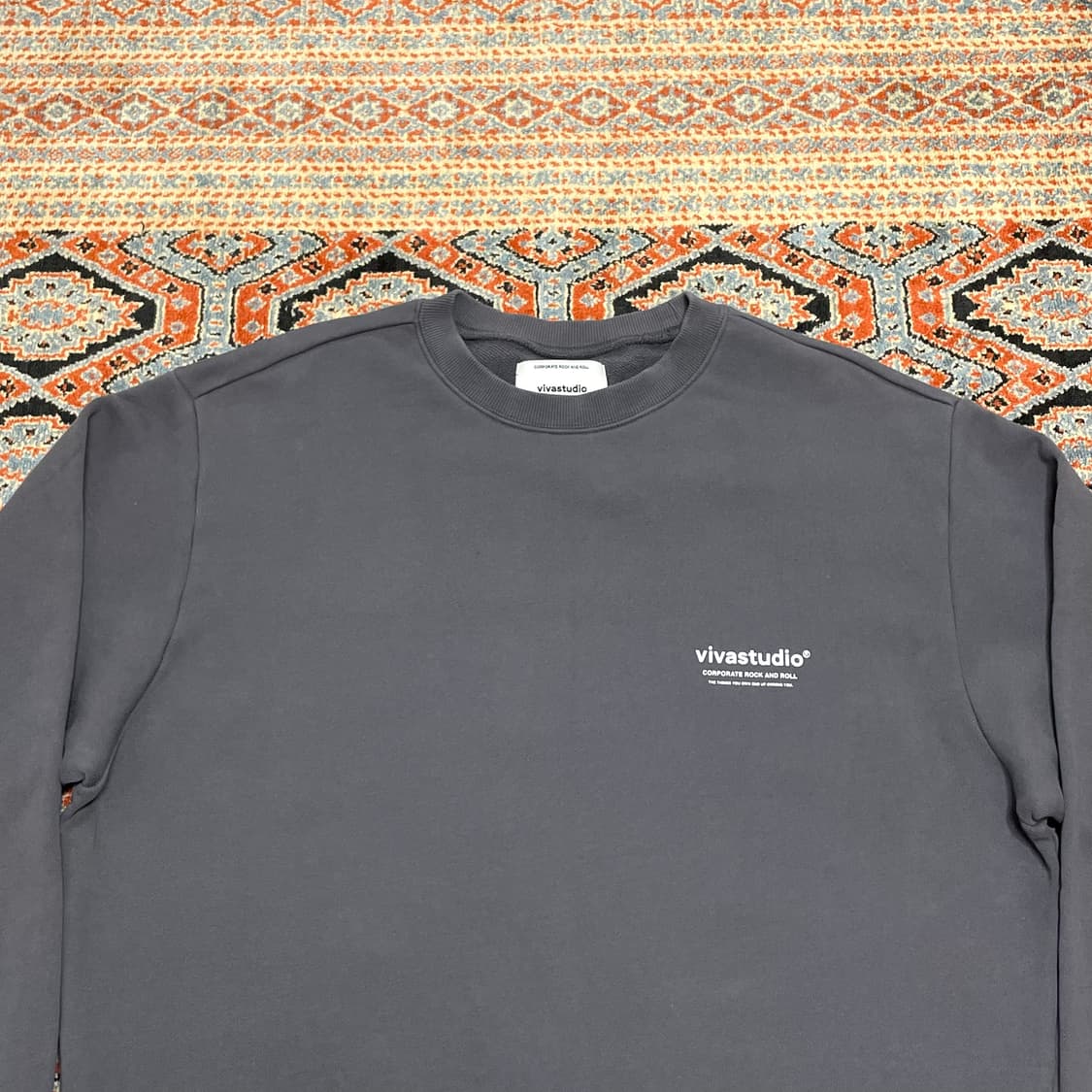 비바스튜디오 스펠로고 차콜 맨투맨 남성L 상품이미지2