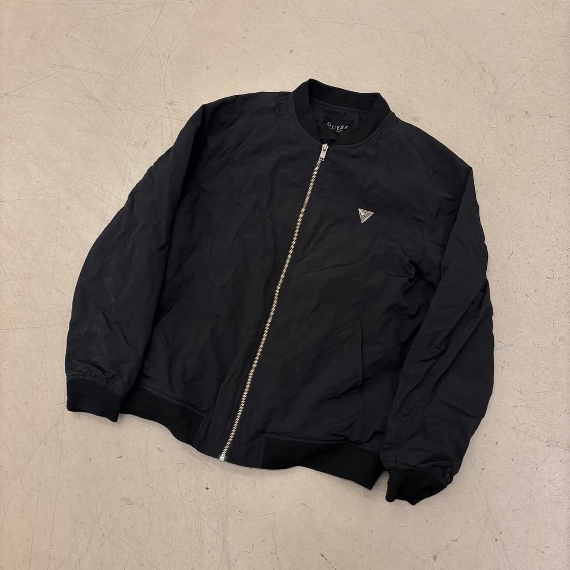 게스 스몰로고 블랙 봄버 자켓 상품이미지1