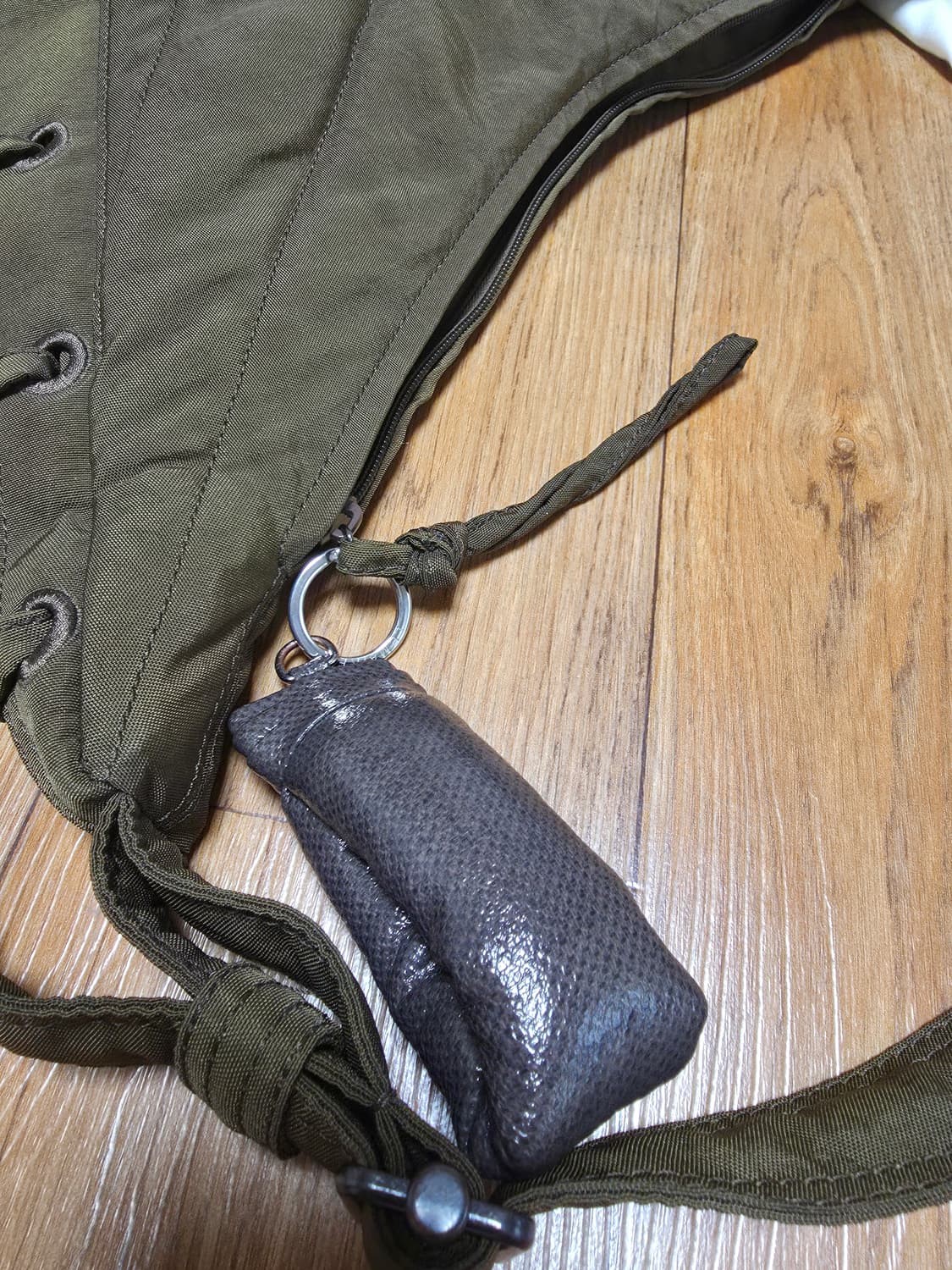 르메르 소프트 게임 백  미디움 나일론 카키 상품이미지5