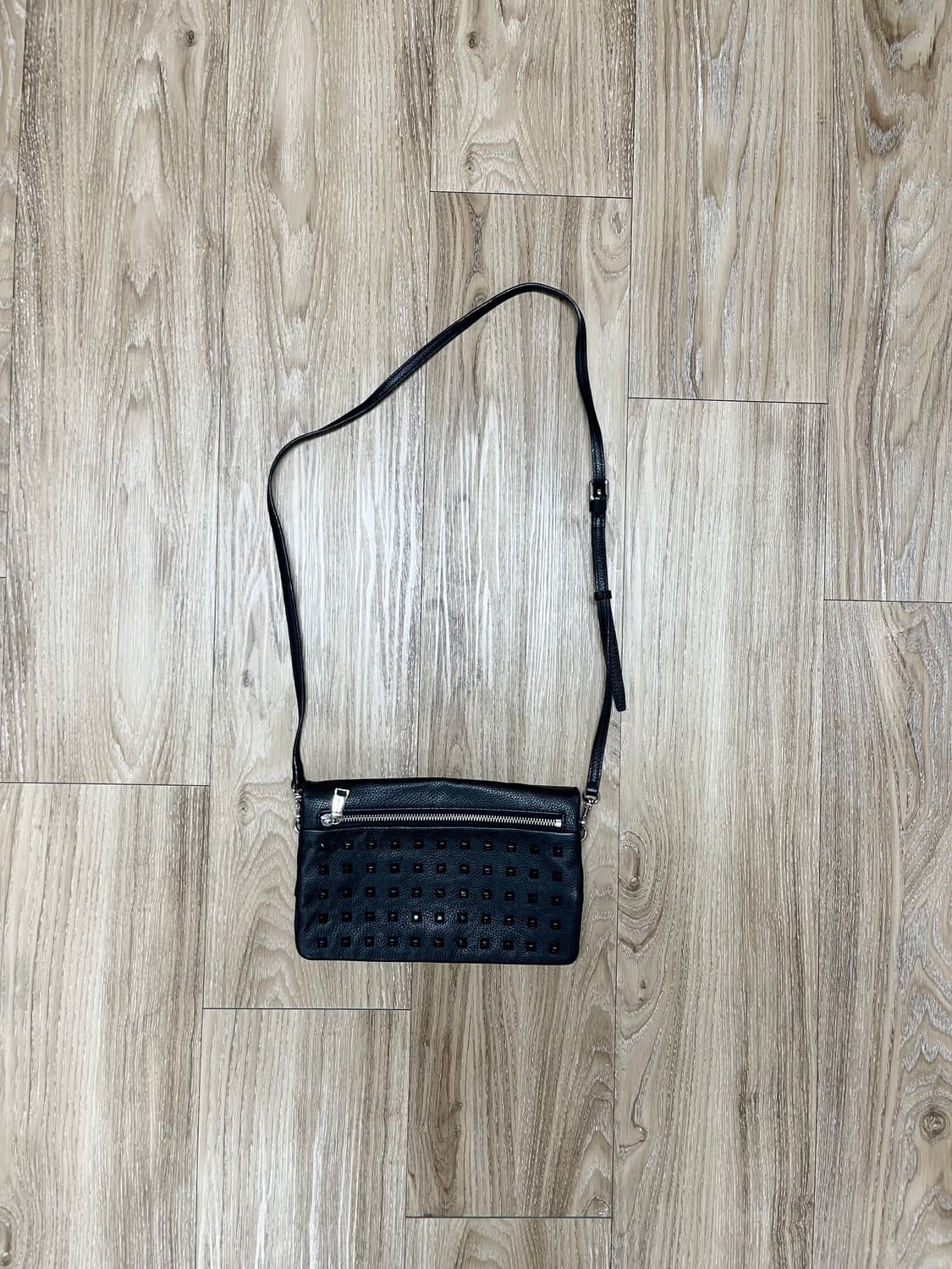 앤 클라인 스터드 소가죽 크로스백 상품이미지1