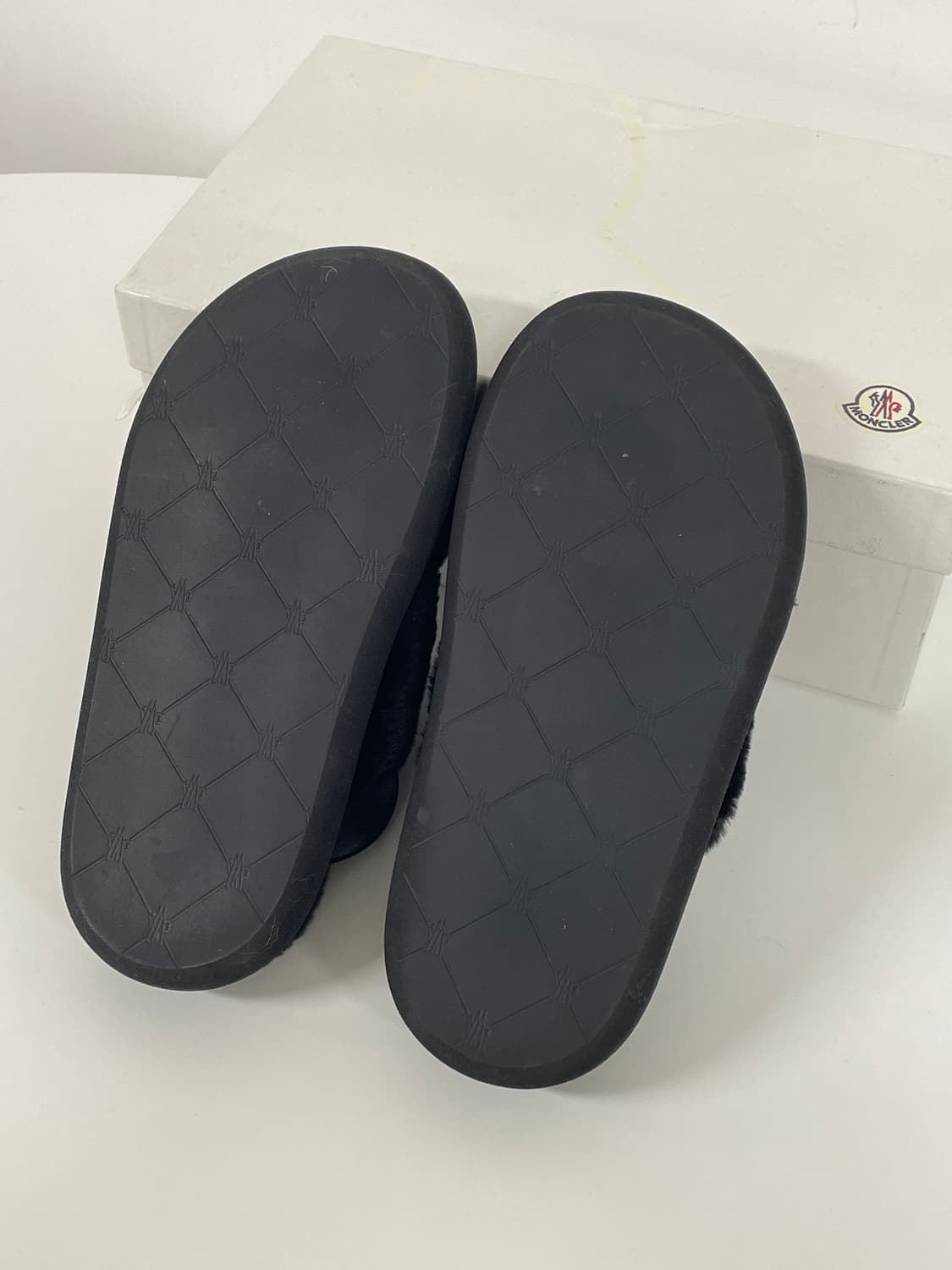 새상품 몽클레어 SOLARISSE 퍼 샌들 블랙 상품이미지9