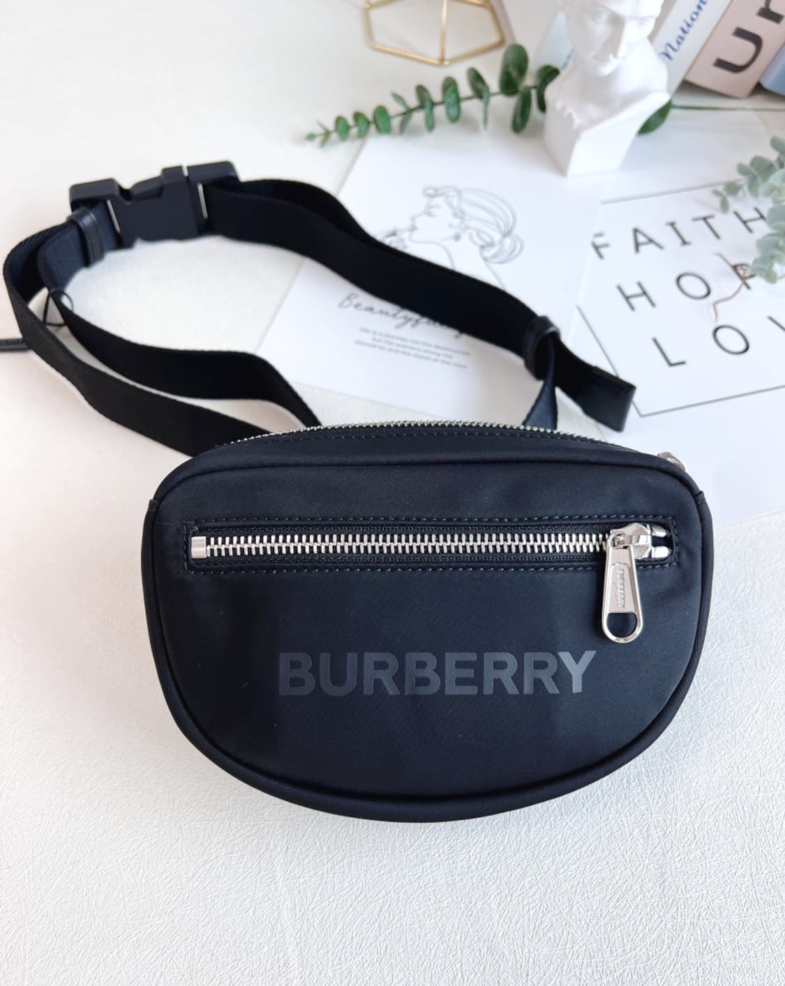 [새상품급] 버버리 캐논 나일론 벨트백 블랙 상품이미지1