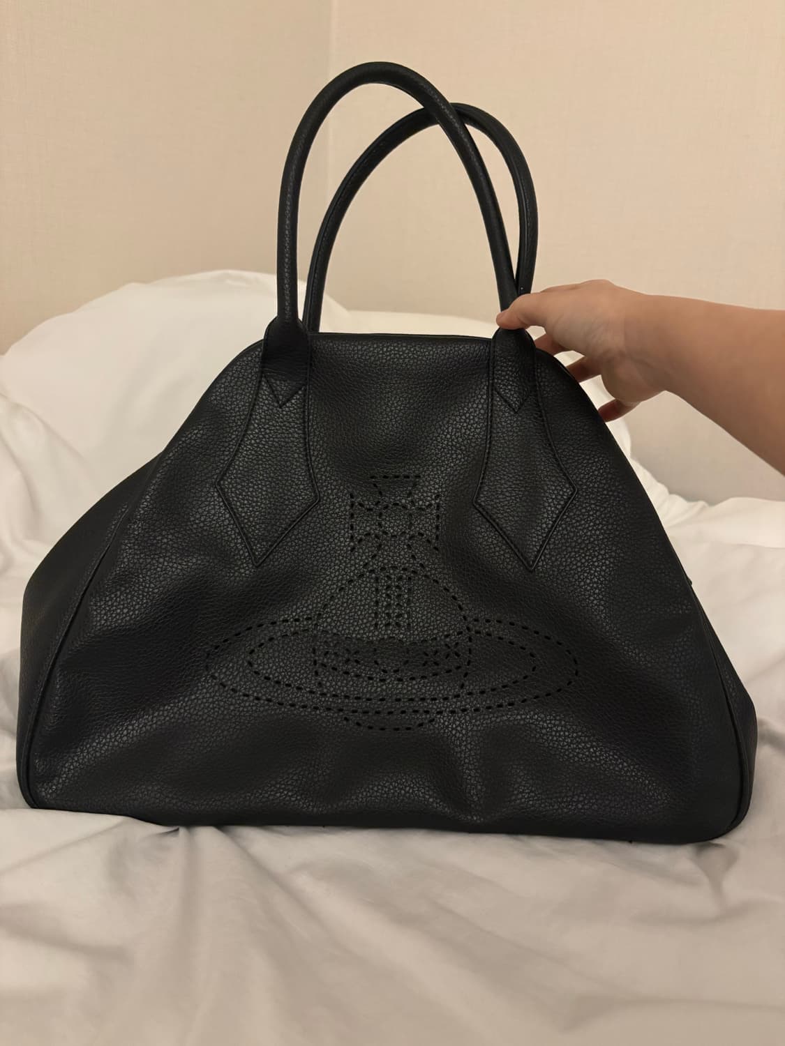 비비안웨스트우드 펀칭 ORB 로고 야스민 토트백 상품이미지1