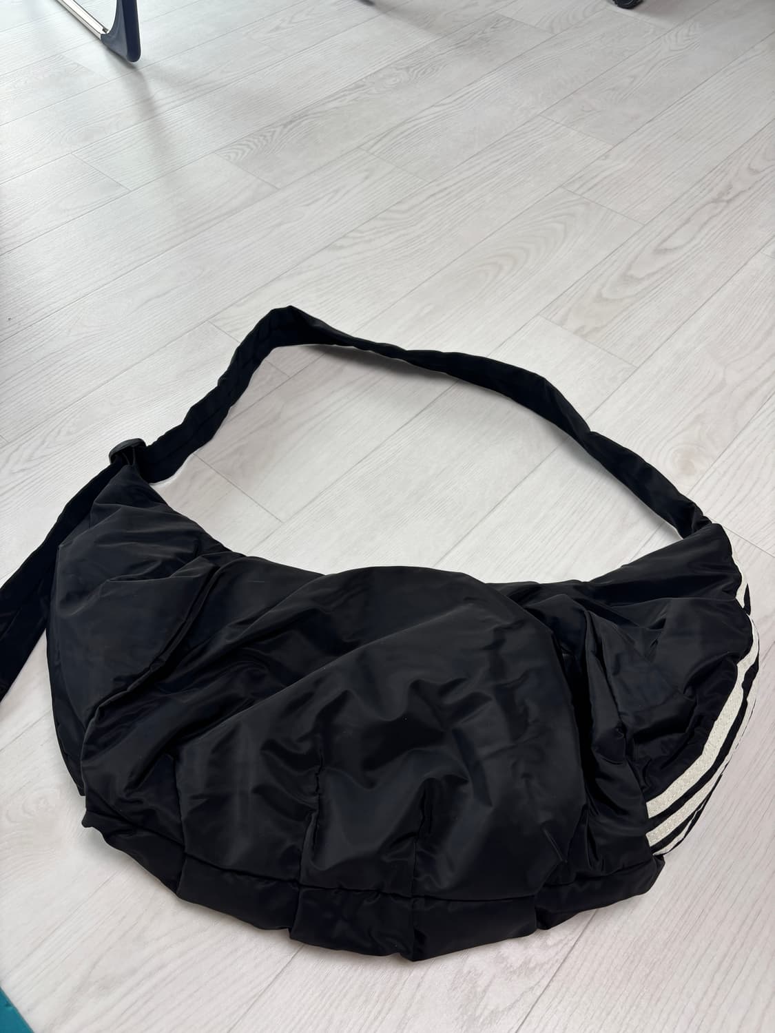 아디다스 오리지널스 클라우드 숄더백 크링클 버전 라지 블랙 상품이미지2